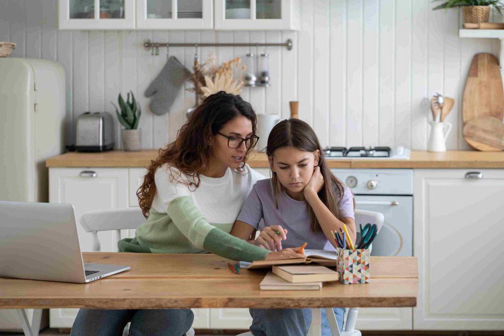 Soutien scolaire 100 % en ligne et gratuit : une aide précieuse pour vos enfants